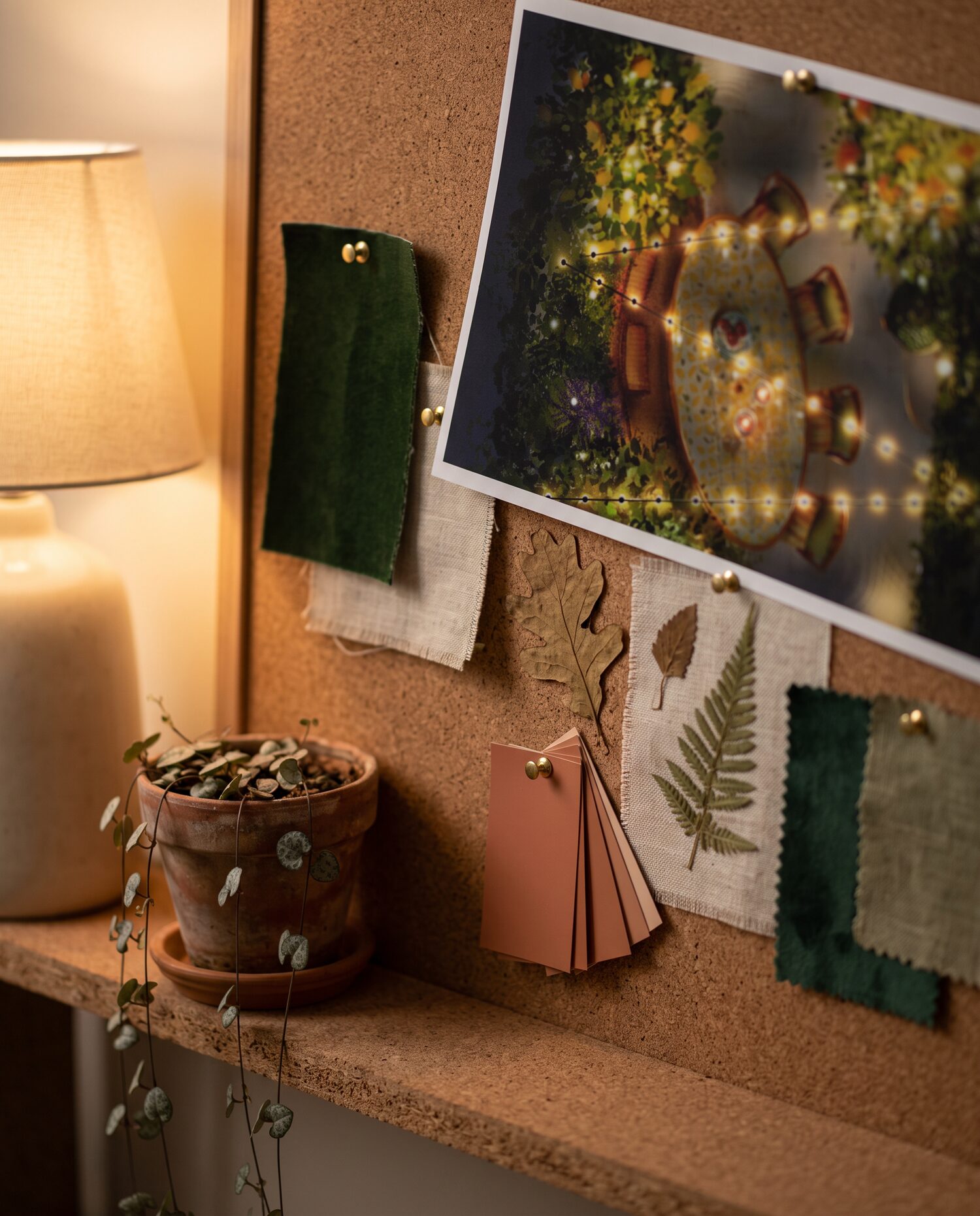 Table de l'atelier — lampe, échantillons, planche d'inspiration
