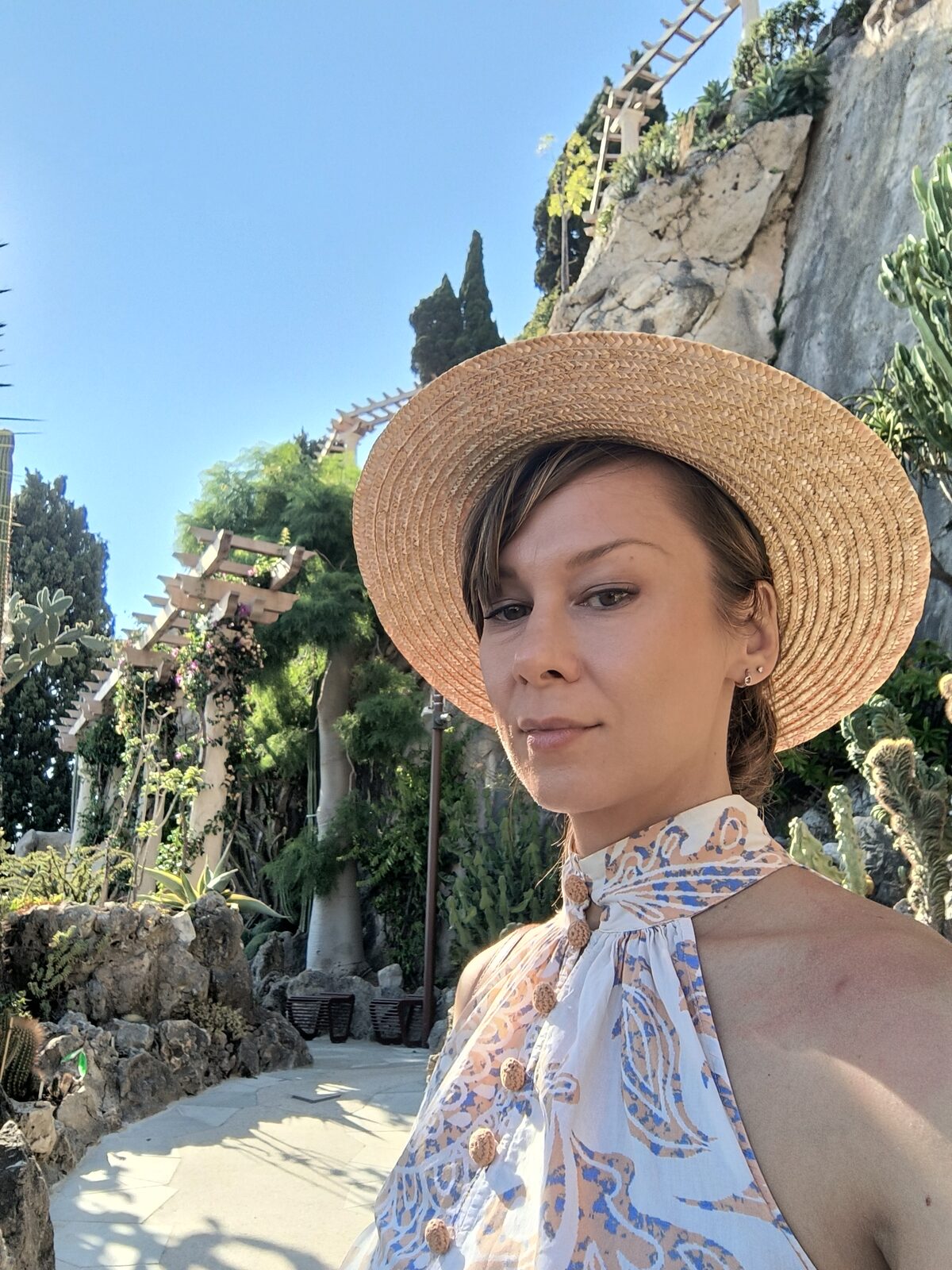 Martina Nail, architecte-paysagiste et fondatrice de Cap Society, dans un jardin méditerranéen sur la Côte d'Azur